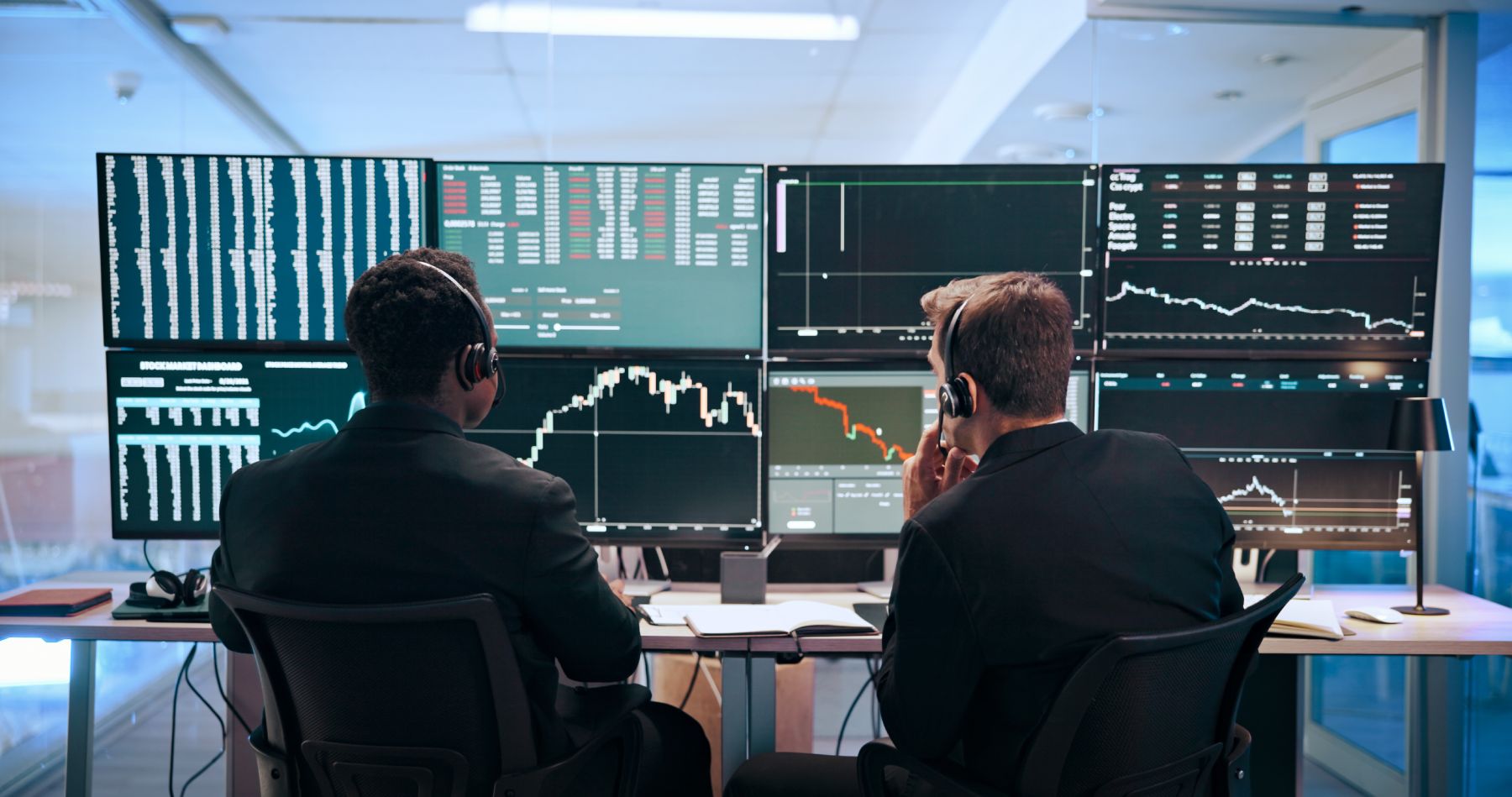 Choosing Between MT4 and MT5 in the UK: How British Traders Use These Platforms in Practice 2 UK traders monitoring multiple trading screens while analysing markets on MT4 and MT5 platforms supported by MT5 MT4 brokers in the UK